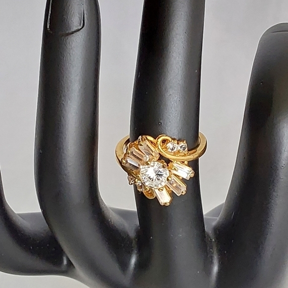 WOMEN'S SIZE 5 RING - Picture 3 of 6